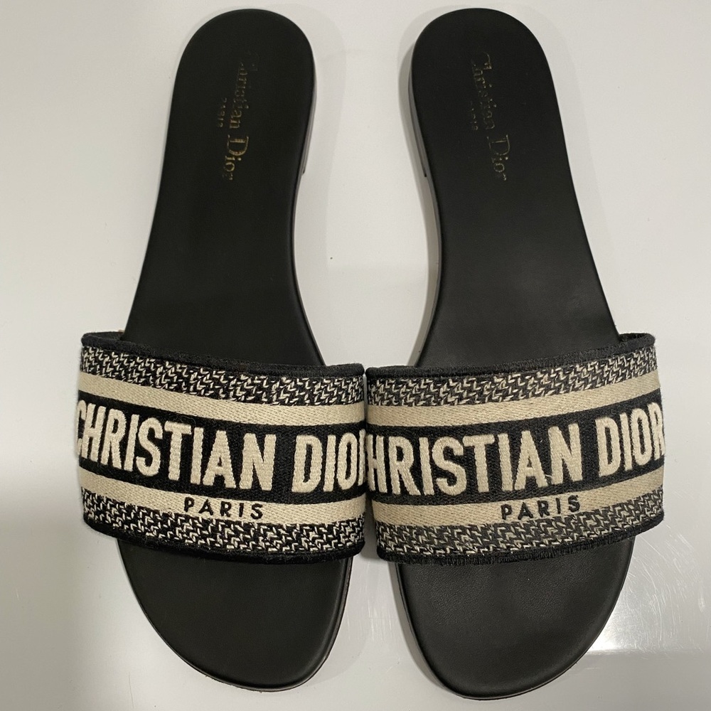 DWAY SLIDE
Deep Blue Embroidered Cotton